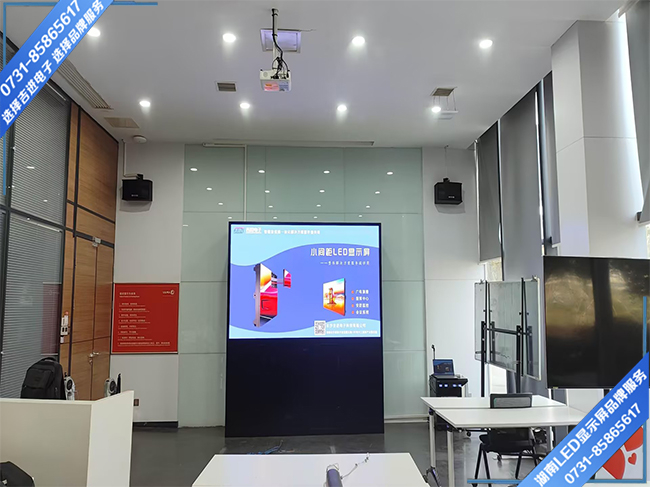 婁底市經(jīng)濟(jì)開(kāi)發(fā)區(qū)某汽車(chē)公司培訓(xùn)室LED顯示屏