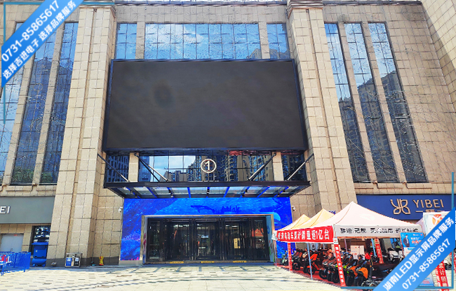 益陽(yáng)某商場(chǎng)戶外門(mén)型LED顯示屏