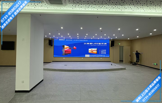 長沙寧鄉(xiāng)縣某中學(xué)報(bào)告大廳LED顯示屏.jpg